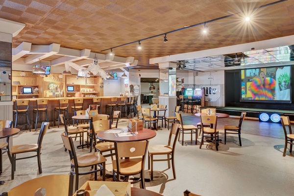 Interior of Thirsty Moose Saloon at Split Rock Resort, a cozy and inviting atmosphere for guests to enjoy live music and drinks